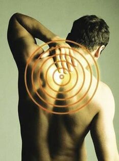 Il mal di schiena che peggiora con l'inalazione è un sintomo di osteocondrosi toracica