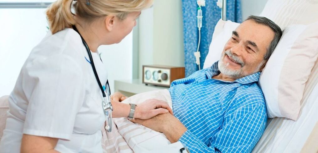 Riabilitazione di un uomo dopo aver sostituito l'articolazione del ginocchio