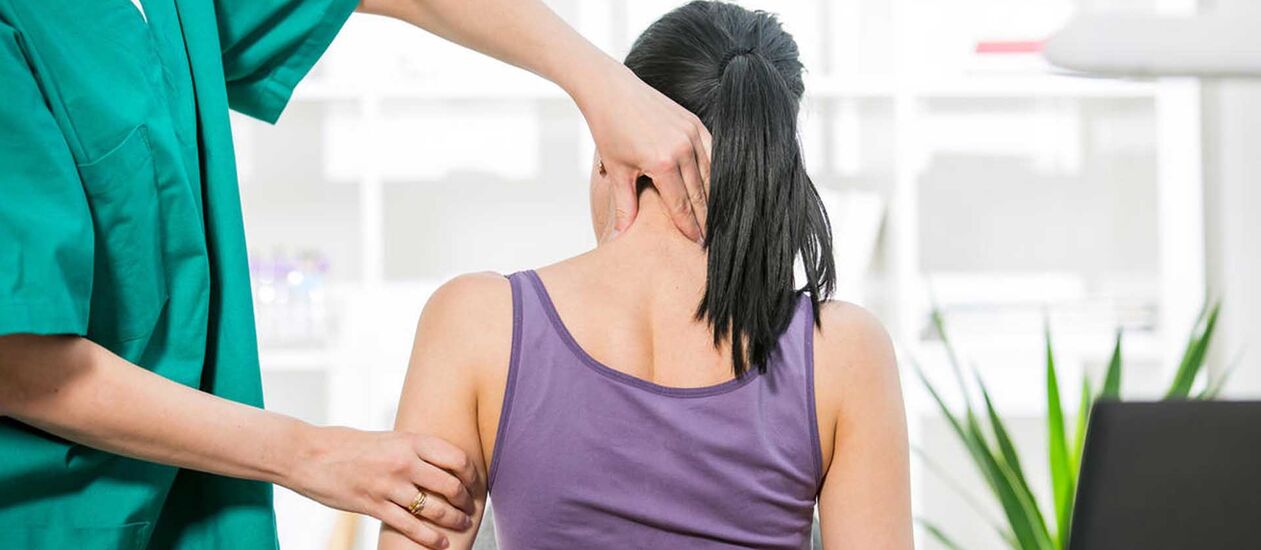 Paziente con dolore al collo esaminato da un medico
